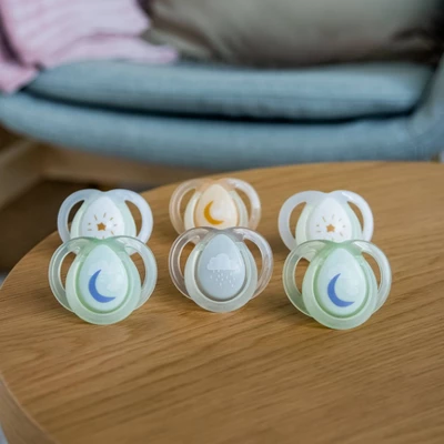 Tommee Tippee Night Pacifier 0-6m - White And Gray - 6pk 4 Tommee Tippee Night Pacifier 0-6m - White And Gray - 6pk - Image 4