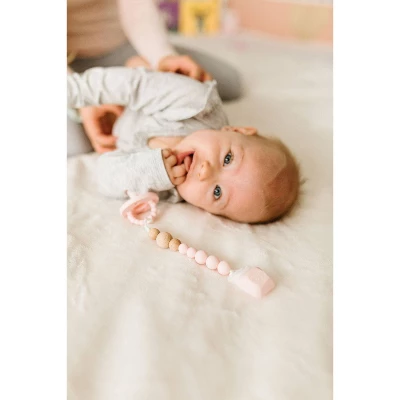 Loulou Lollipop Silicone + Wood Soother Holder In Silicone Clip - Color Pop Pink Quartz 2 Loulou Lollipop Silicone + Wood Soother Holder In Silicone Clip - Color Pop Pink Quartz - Image 2