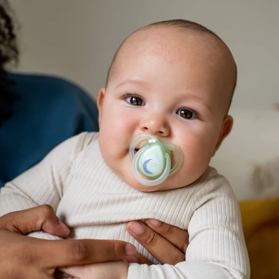 Tommee Tippee Night Pacifier 0-6m - White And Gray - 6pk 3 Tommee Tippee Night Pacifier 0-6m - White And Gray - 6pk - Image 3